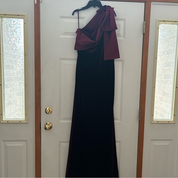 Red carpet ready! Betsy & Adam one shoulder bow velvet gown size 12 - Picture 5 of 8